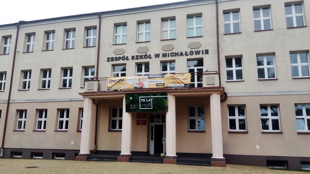 Mimo obostrzeń, w ZS w Michałowie realizowano teledysk promujący placówkę - sprawę komentuje jej dyrektor