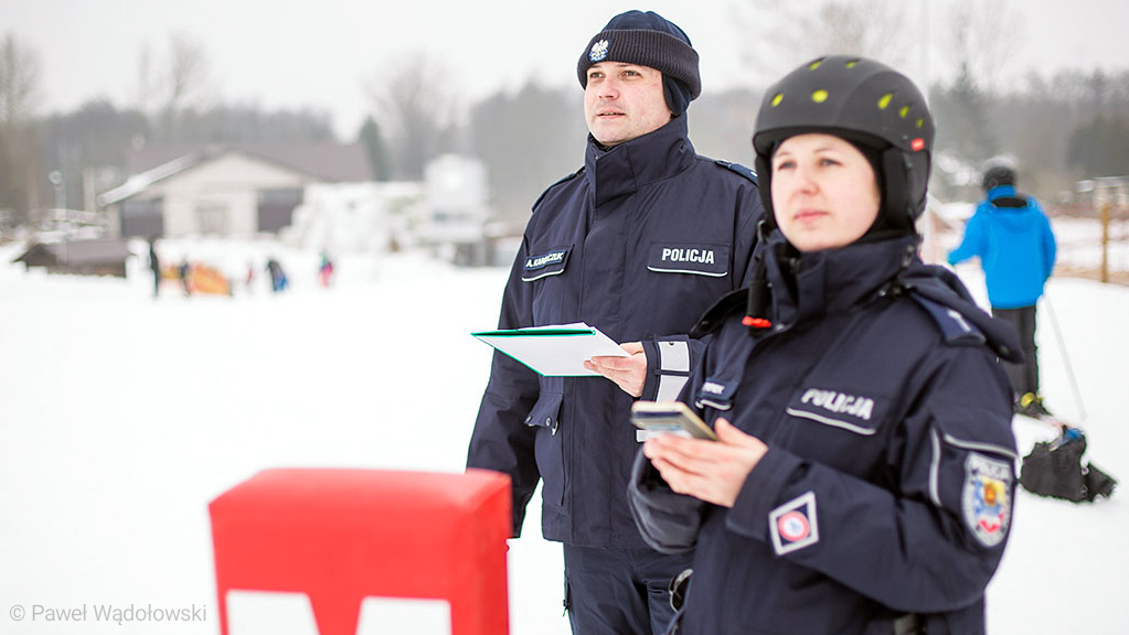 Policjanci na nartach dbają o bezpieczeństwo na stoku w Rybnie