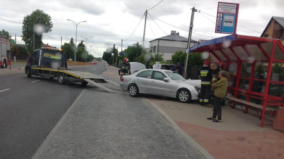 Samochód osobowy wjechał w przystanek w Białymstoku