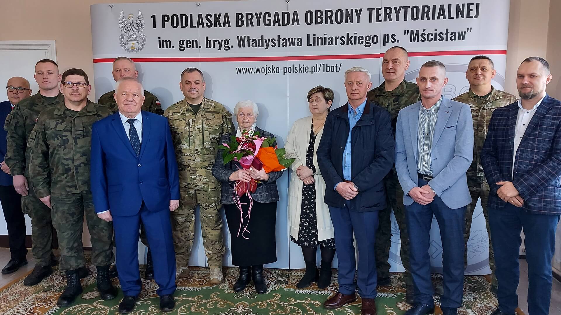 Starsza kobieta spod Sidry odznaczona medalem przez ministra obrony narodowej