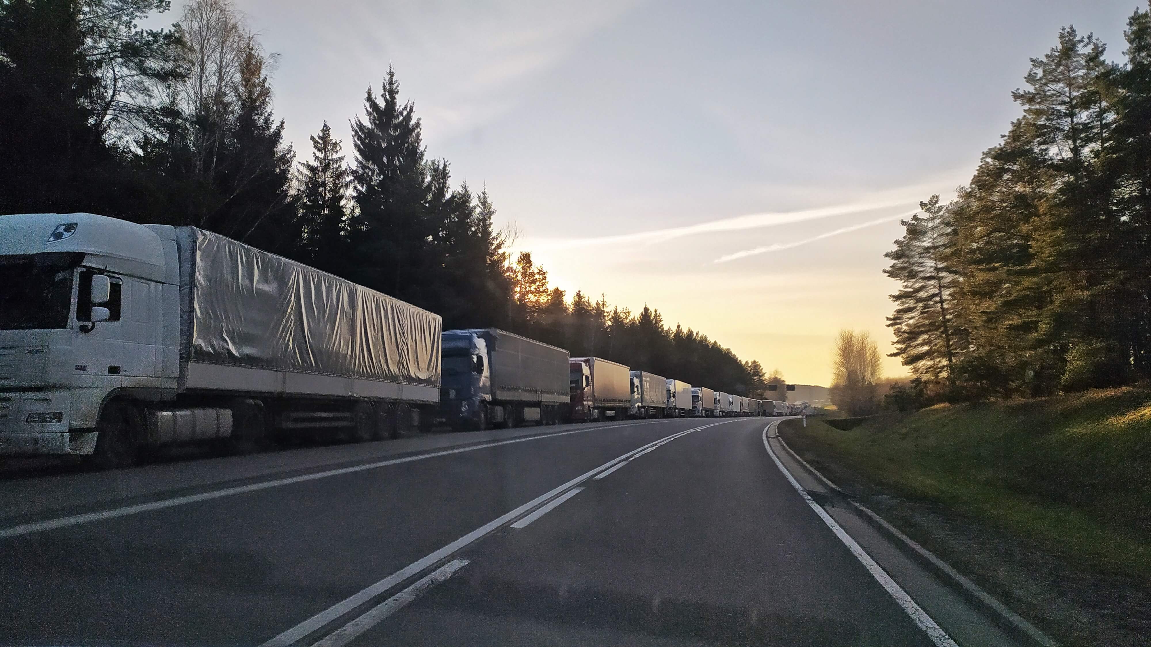 Krótsza kolejka ciężarówek czekających na wyjazd na Białoruś przez przejście w Bobrownikach