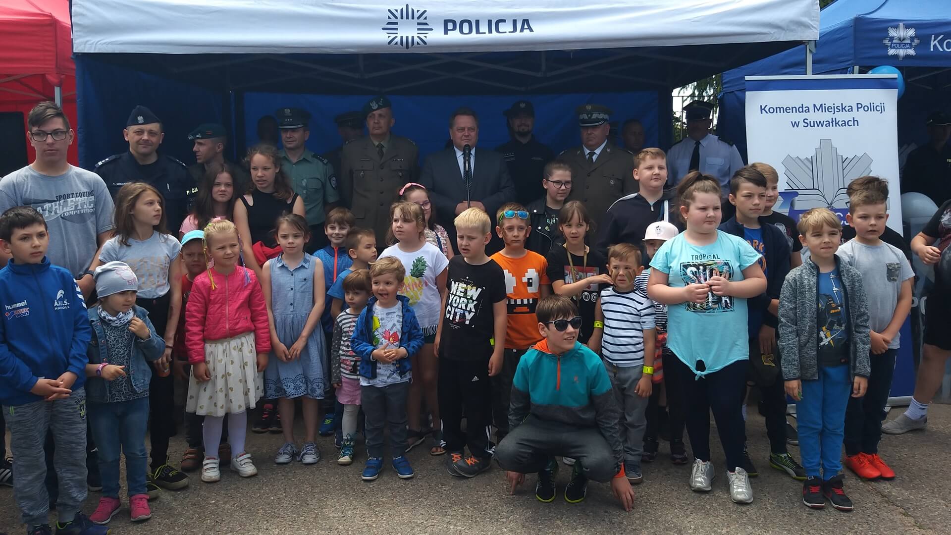 Dzieci w Suwałkach z okazji swojego święta mogły poznać pracę i sprzęt służb mundurowych