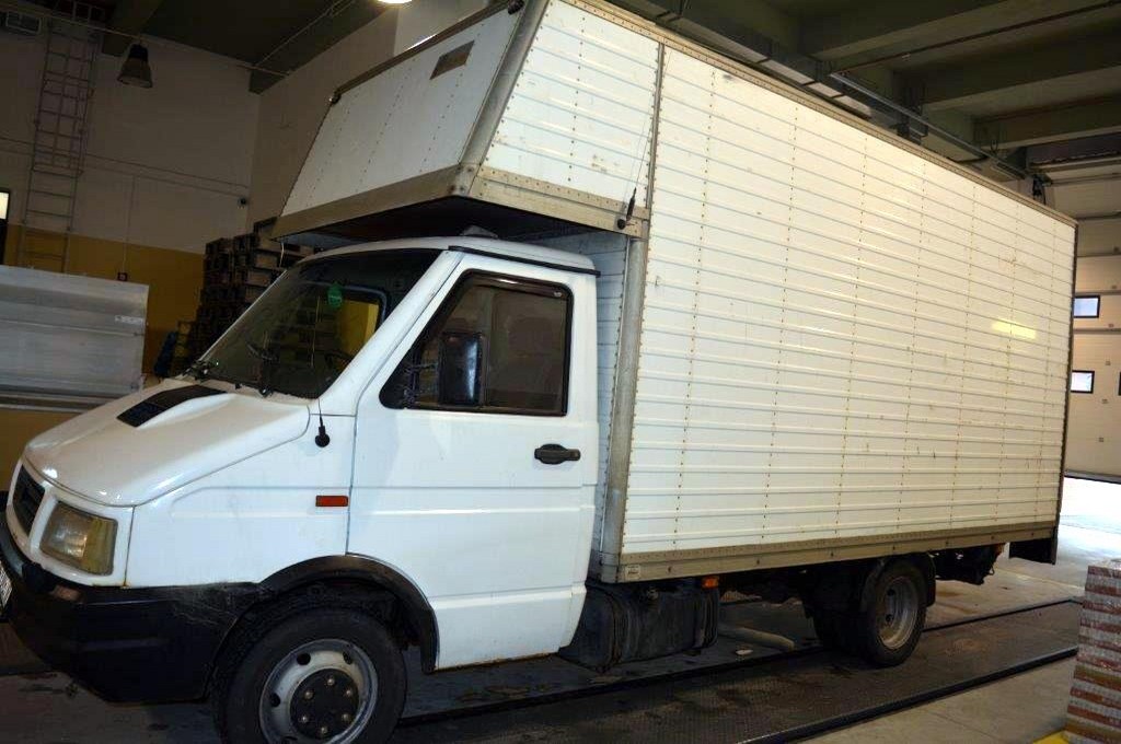 Przechowywali w autach papierosy o wartości 65 tys. zł - celnicy zatrzymali ich w Połowcach