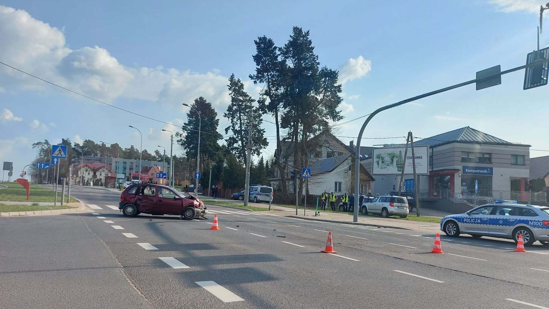Białystok: wypadek z udziałem pojazdu policji jadącego na sygnale