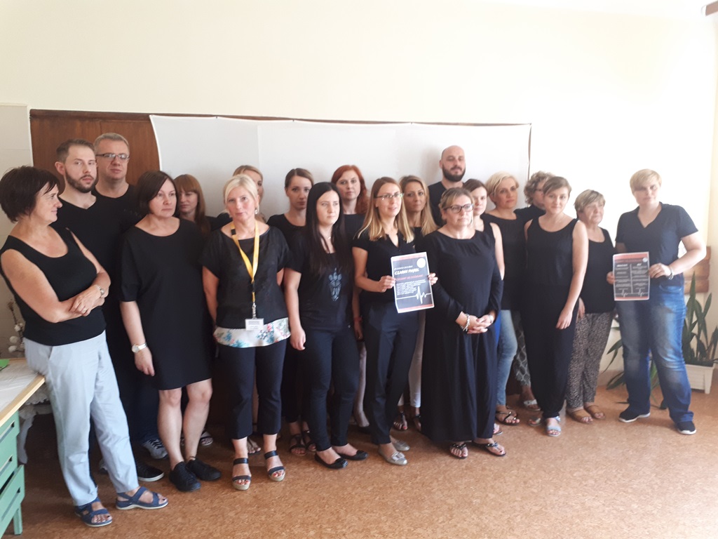 Pracownicy szpitali w Łomży i Choroszczy zorganizowali Czarny Piątek - domagają się większych pieniędzy na służbę zdrowia