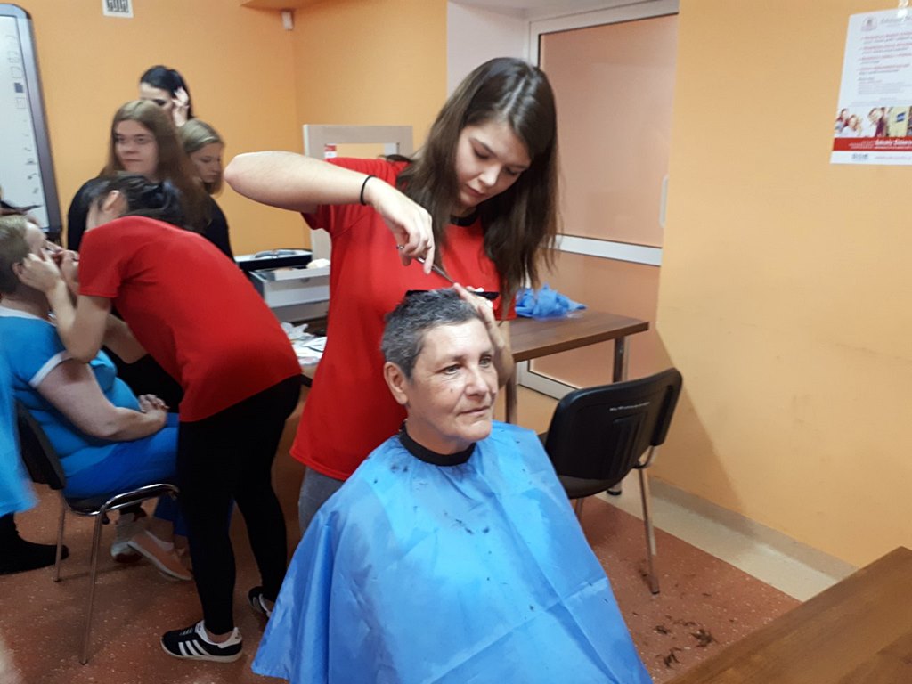 Nowa fryzura i piękny makijaż – metamorfozy pacjentów onkologii w miesiącu walki z rakiem