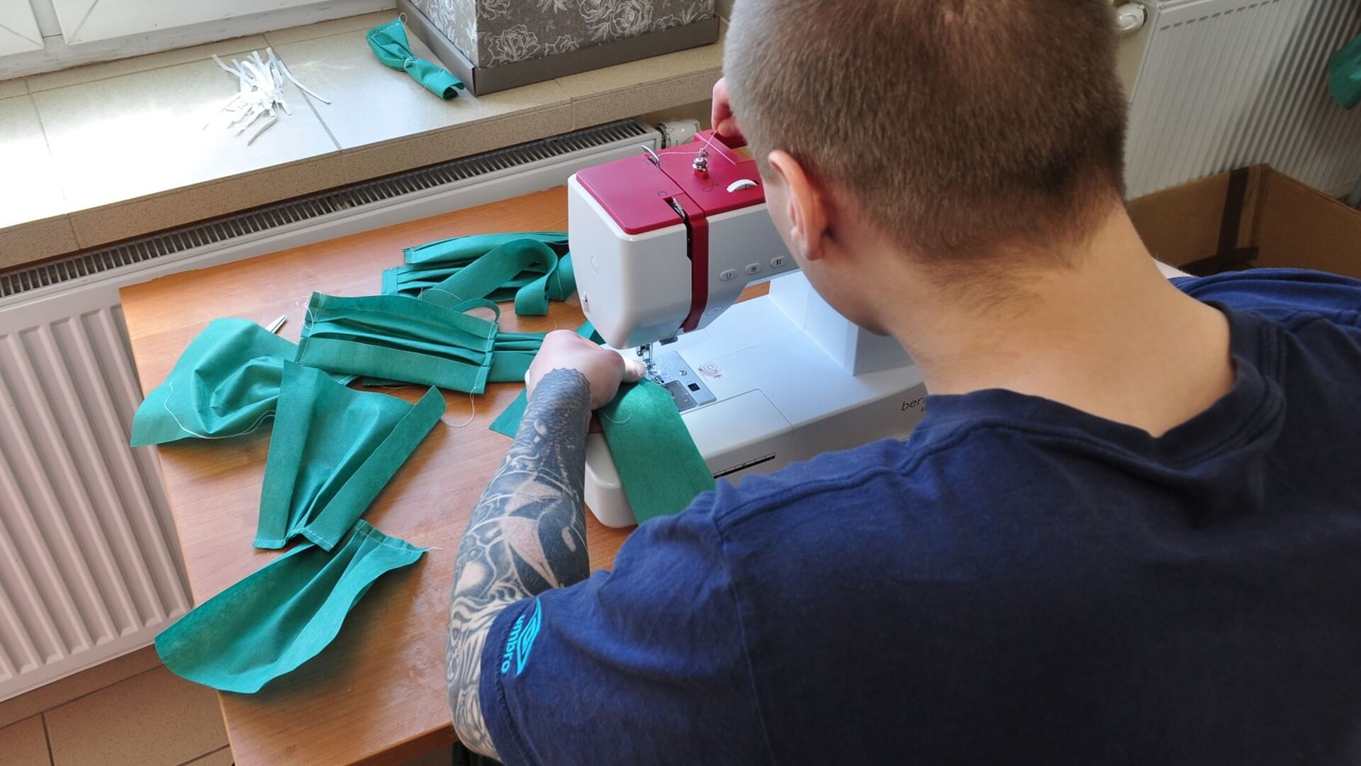 Więźniowie z Aresztu Śledczego w Suwałkach uszyli 1200 bawełnianych maseczek ochronnych