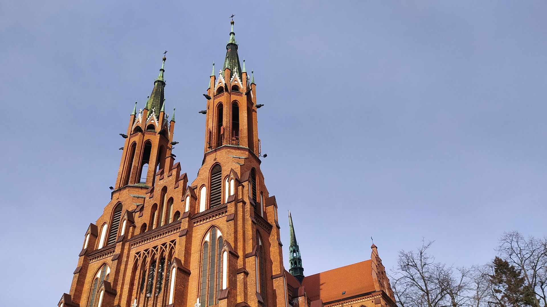 Z jednej z wież Archikatedry Białostockiej zdjęto krzyż - będzie remontowany