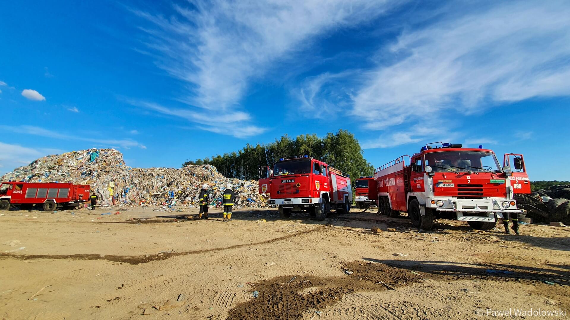 Po kilkugodzinnej akcji strażakom udało się opanować pożar wysypiska śmieci w Czartorii