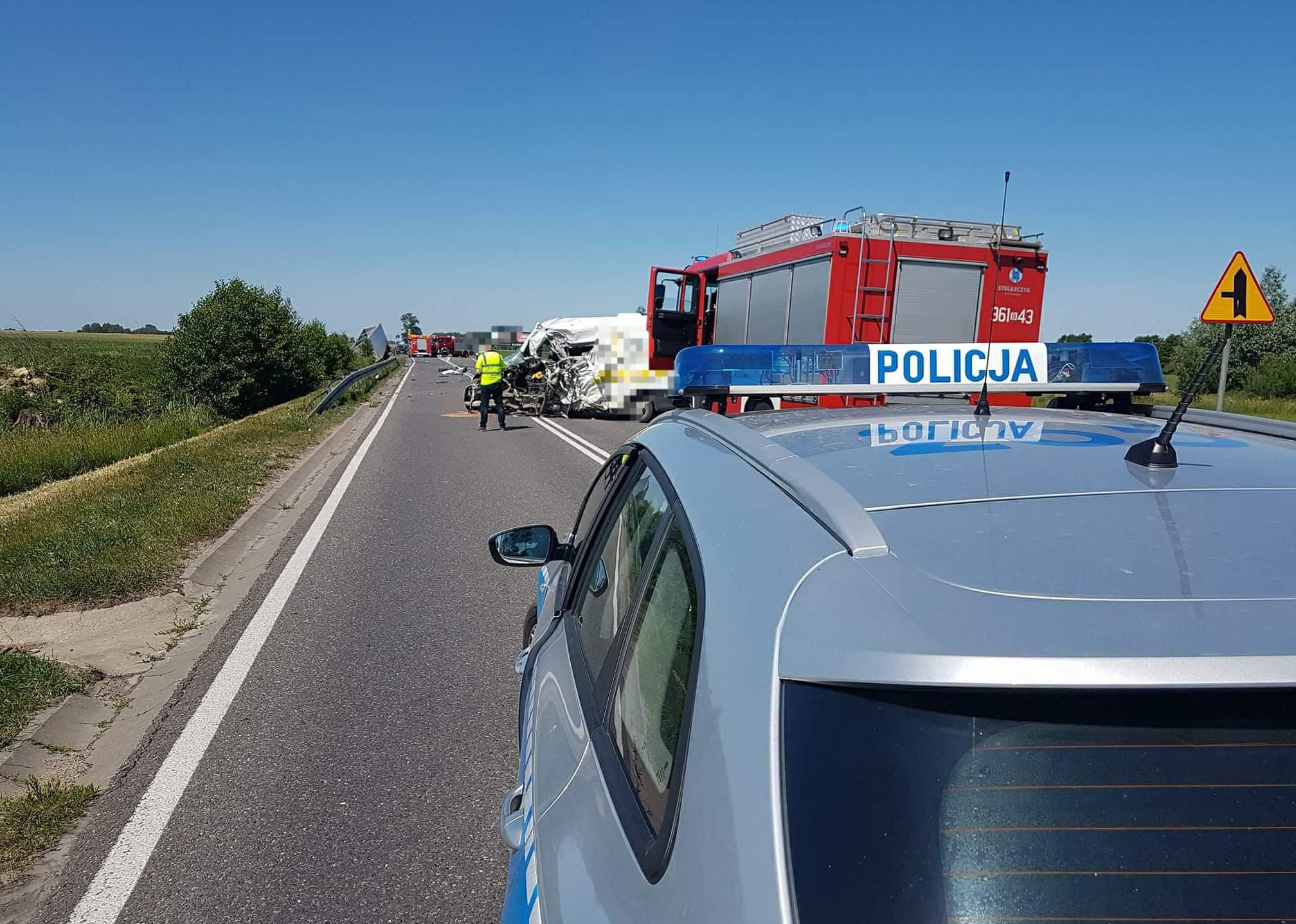 Samochód osobowy zderzył się z ciężarówką niedaleko Łomży