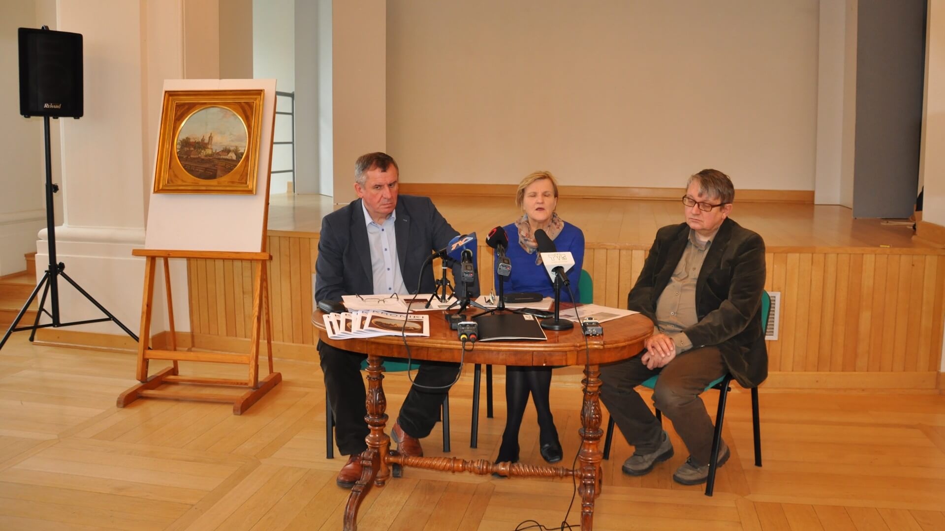 Zaprezentowano obraz Kazimierza Górnickiego "Widok na kościół w Suwałkach"