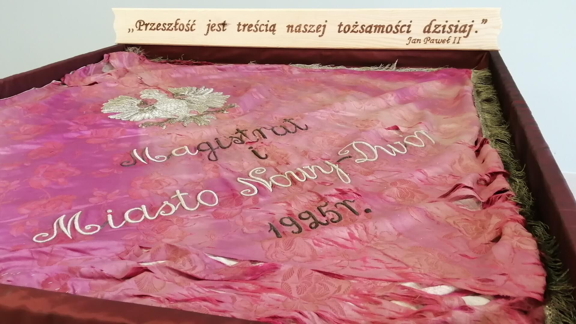 Uroczyste przekazanie zabytkowej chorągwi wójtowi gminy Nowy Dwór