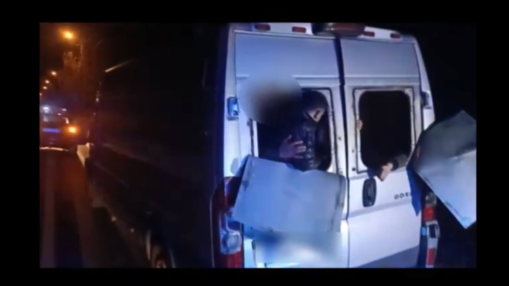 Nielegalni migranci zdemolowali samochód, którym mieli zostać wywiezieni z Polski [wideo]