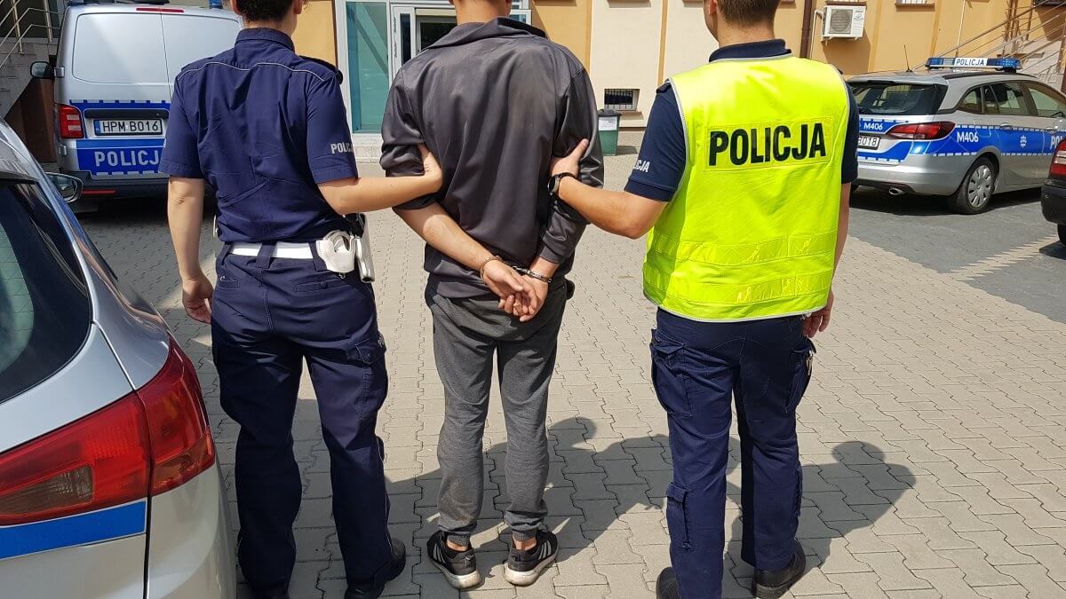 Pościg i strzały z broni - policjanci zatrzymali niebezpiecznego kierowcę w okolicach Augustowa