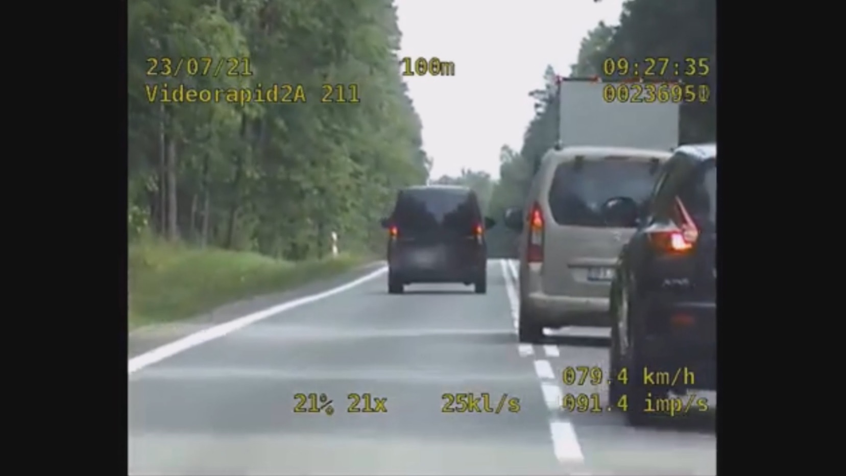 Policja zatrzymała kierowcę, który wyprzedzał na wzniesieniu na DK8 między Białymstokiem a Augustowem [wideo]