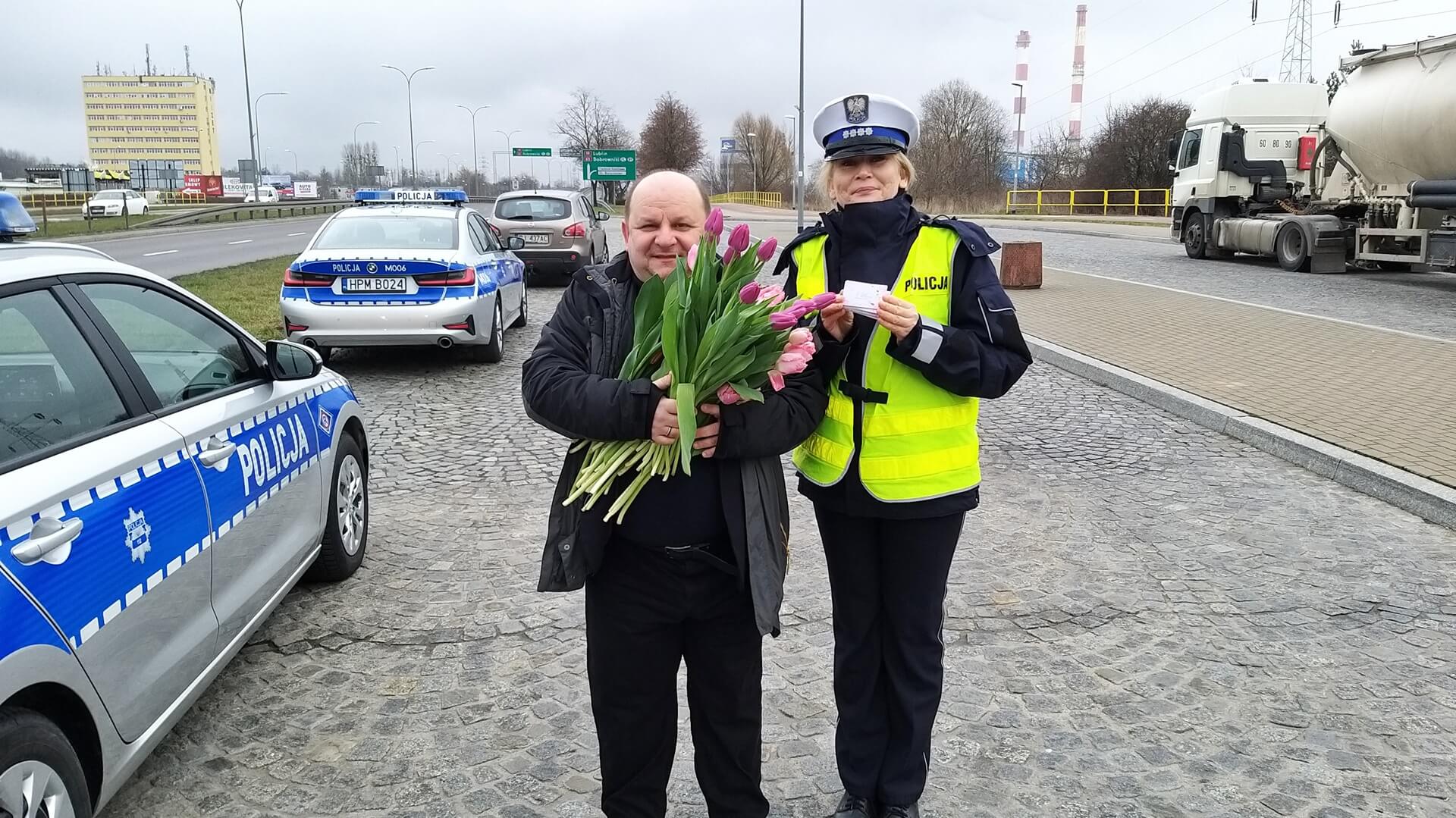 Kwiatek zamiast mandatu - wspólna akcja policji i białostockiego WORD-u