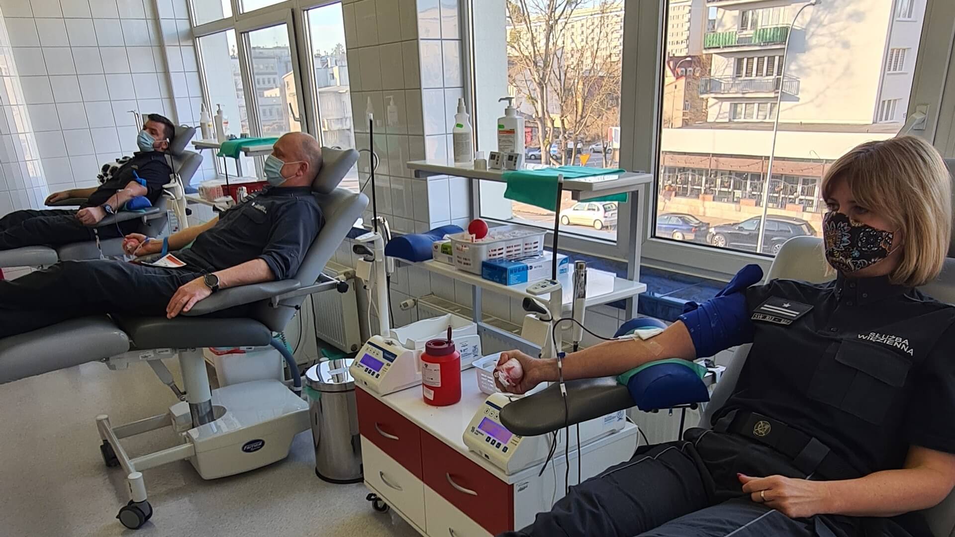 Funkcjonariusze podlaskiej Służby Więziennej oddali osocze dla chorych na COVID-19