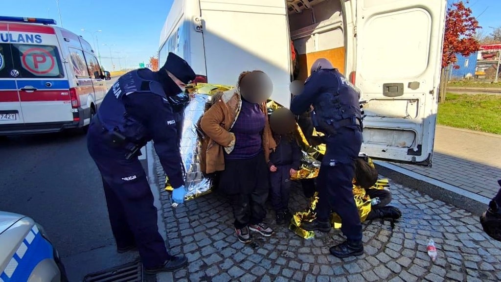 Policja zatrzymała kolejnych siedmiu kurierów przewożących nielegalnych migrantów