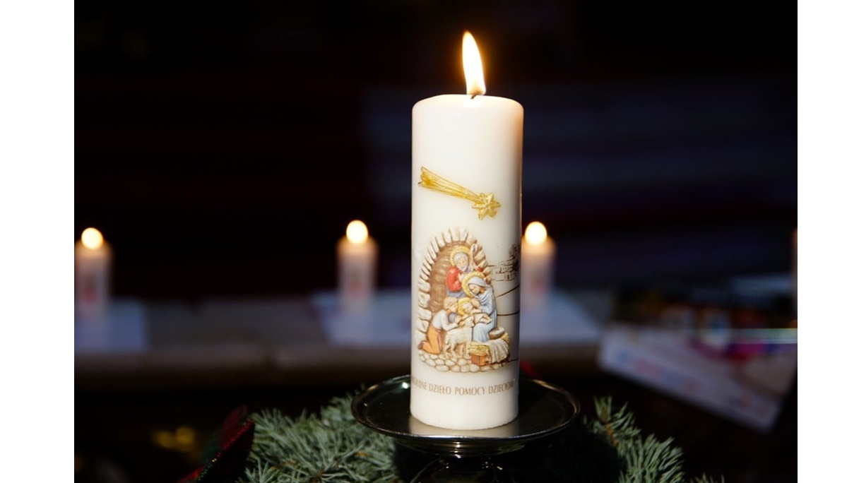 Początek adwentu - w kościołach można już kupić wigilijne świece Caritas