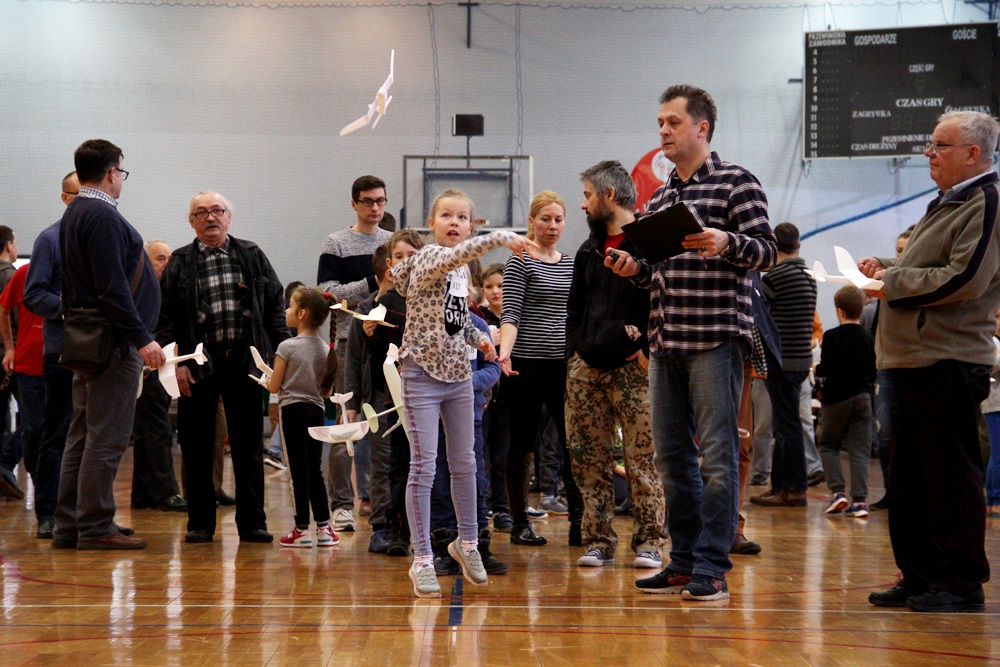 Amatorzy i profesjonaliści rywalizowali w zawodach modeli latających [zdjęcia, wideo]