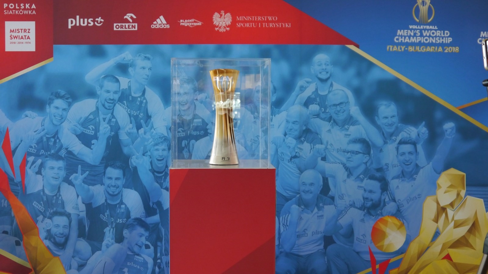 W Suwałkach można oglądać puchar zdobyty przez polskich siatkarzy