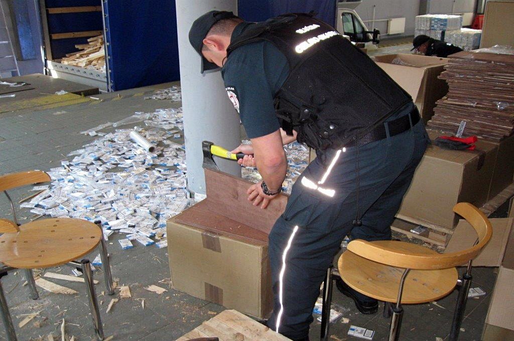 Papierosy ukryte w meblach i parapetach - w sumie 21 tysięcy paczek za prawie pół miliona złotych