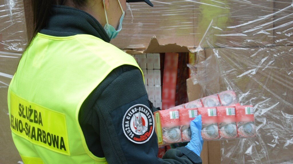 Zamiast karmy dla zwierząt pół miliona paczek nielegalnych papierosów - przemyt w Budzisku