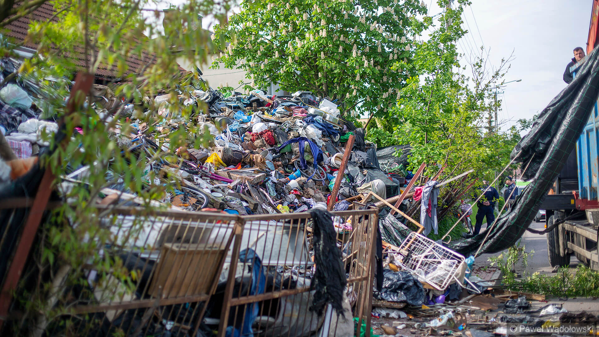 Gromadził śmieci przez 20 lat, aż zaczęły zagrażać sąsiadom [zdjęcia, wideo]