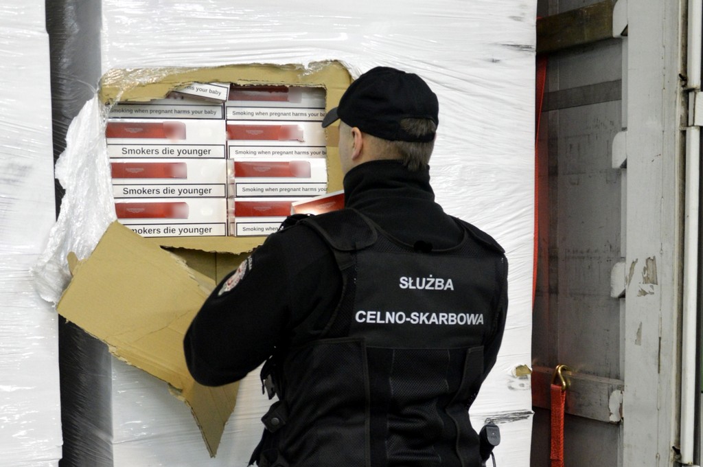 Służby celno-skarbowe udaremniły przemyt 450 tys. paczek papierosów