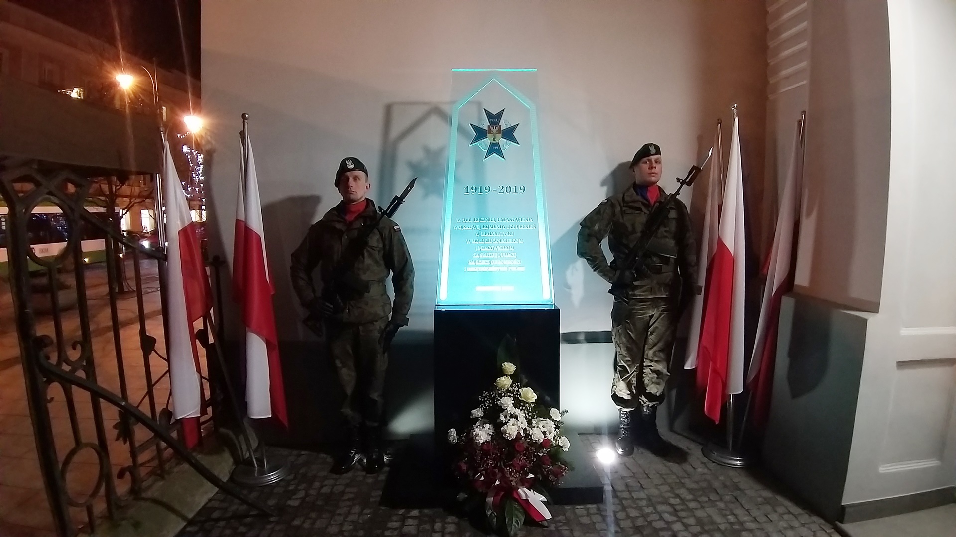 Przed wejściem do Wojskowej Komendy Uzupełnień przy ul. Lipowej w Białymstoku odsłonięto obelisk