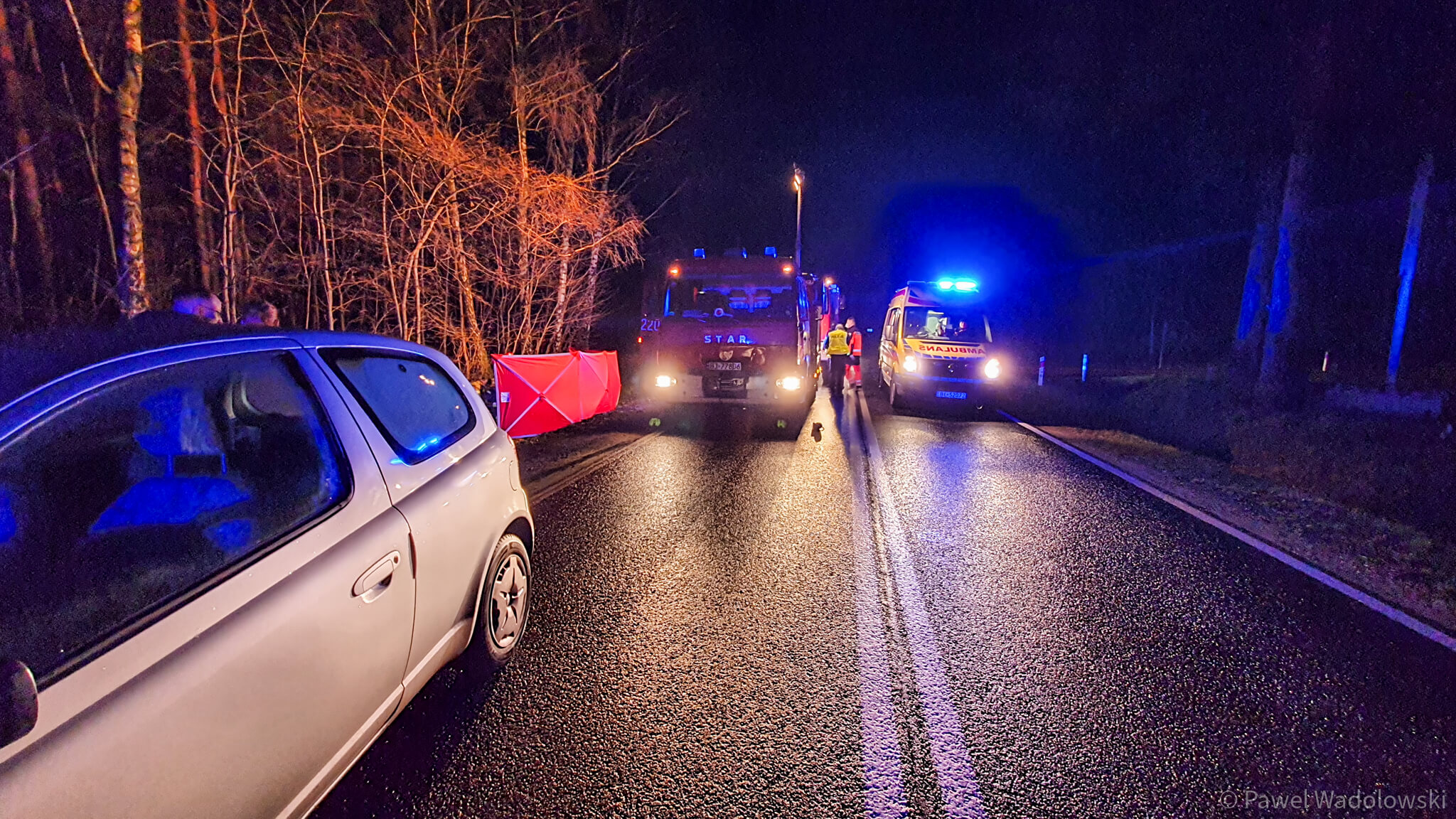 Wypadek na trasie z Łomży do Kolna - nie żyje pieszy potrącony przez samochód [zdjęcia]