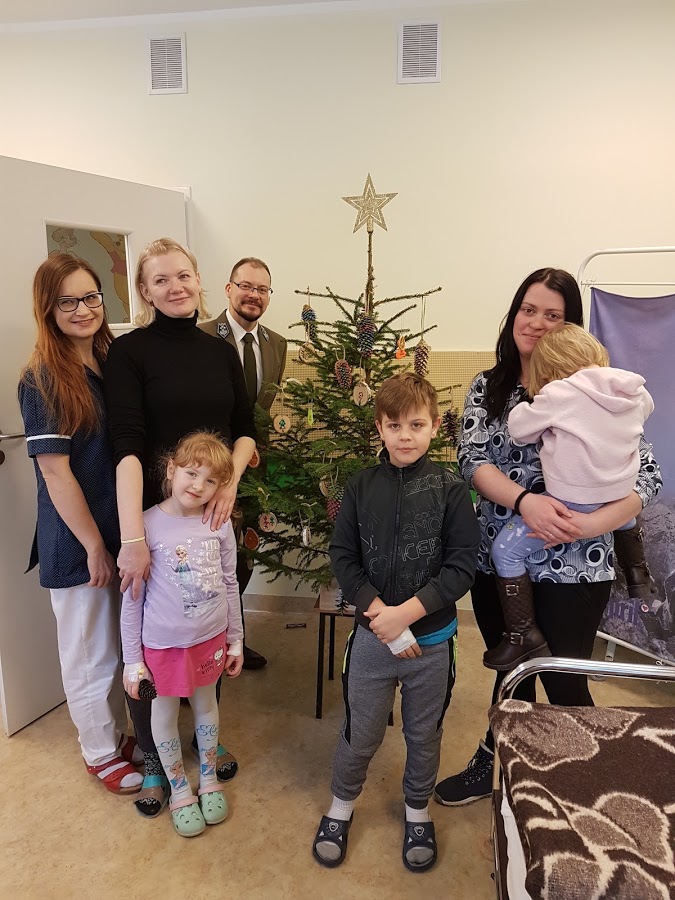 Maluchy z sejneńskiego szpitala ubrały podarowaną im choinkę własnoręcznie przygotowanymi ozdobami