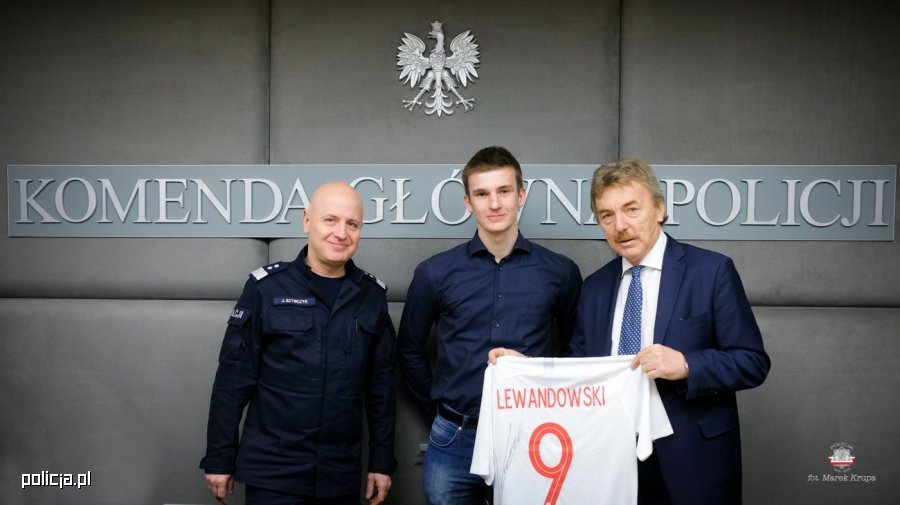 Dwóch policjantów i młody mężczyna zostali wyróznieni za interwencję podczas ataku na dwie kobiety w Białymstoku