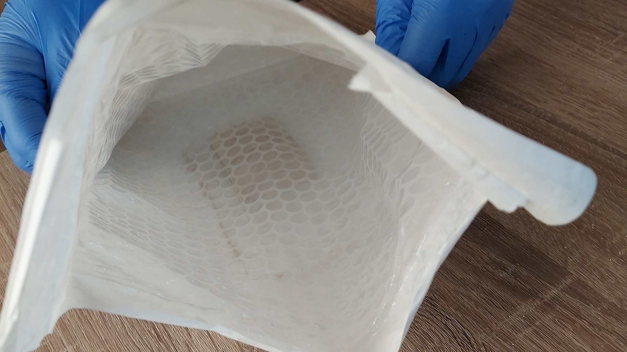 Żona próbowała wysłać mężowi narkotyki w liście do więzienia - teraz sama może do niego trafić