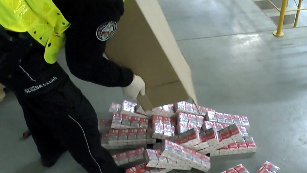 Papierosy zamiast ryb - funkcjonariusze KAS wykryli przemyt w Budzisku [wideo]