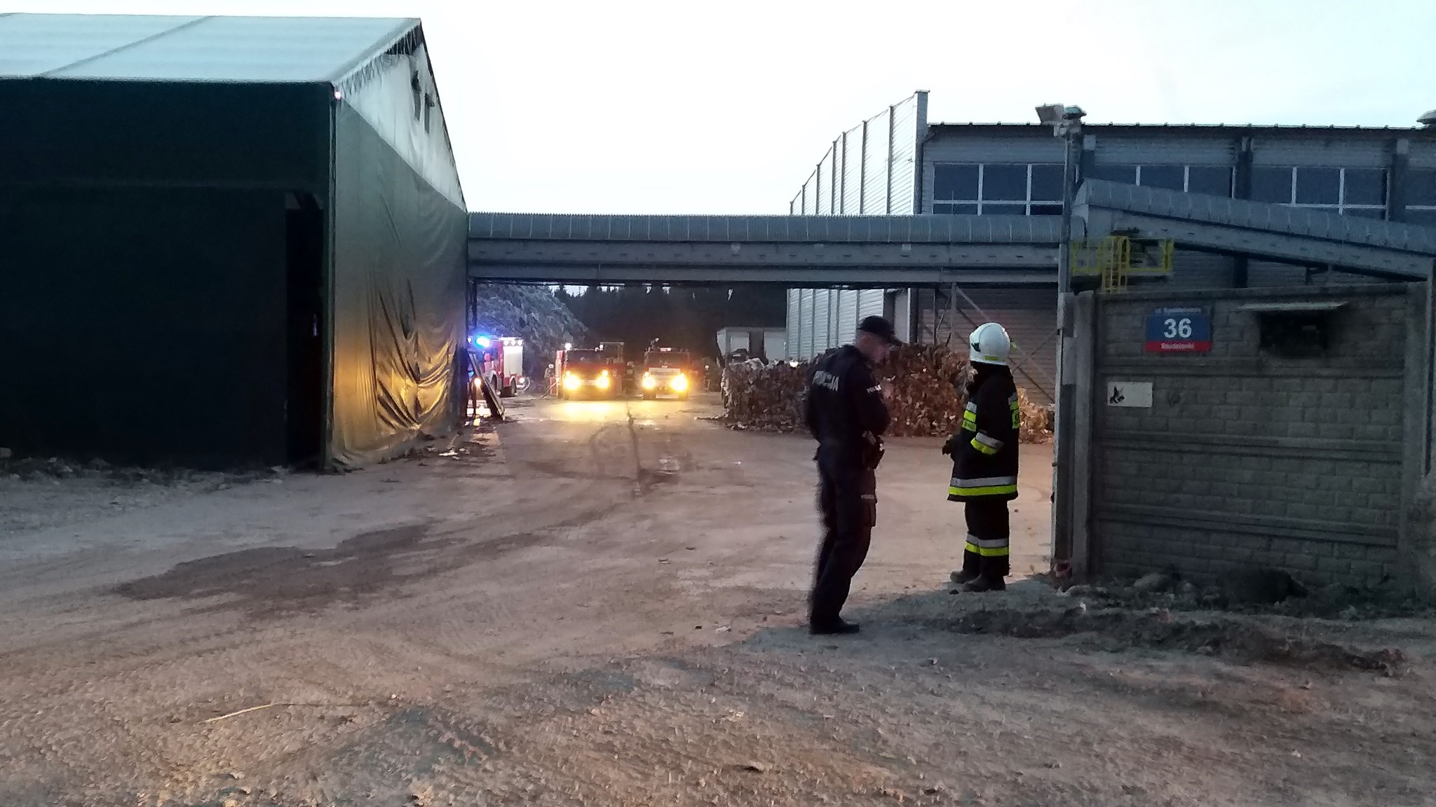 Policja: biegły ds. pożarnictwa pracuje na miejscu pożaru w sortowni odpadów w Studziankach