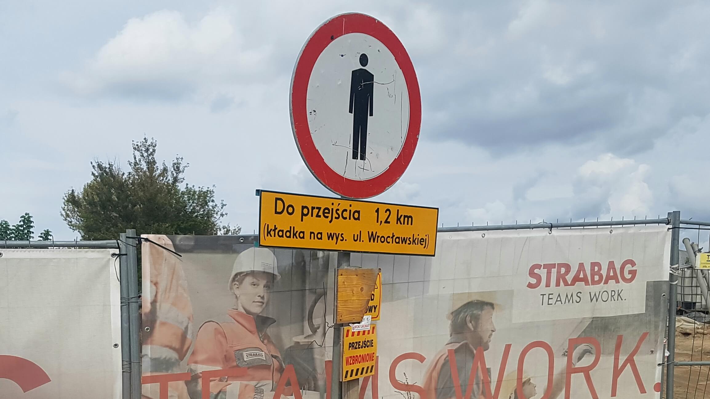 Białostoczanie nielegalnie przechodzą przez tory przy ulicy Klepackiej