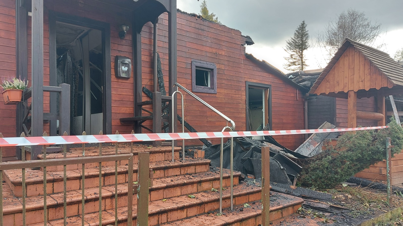 Po pożarze plebanii w Studzienicznej proboszcz prosi o pomoc w odbudowie