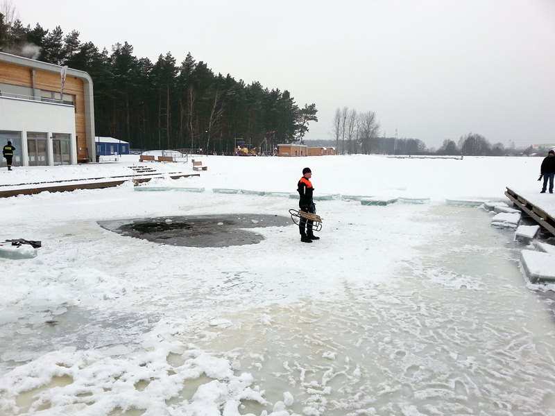 Podlascy policjanci i strażacy uczą się, jak ratować osoby, pod którymi załamał się lód