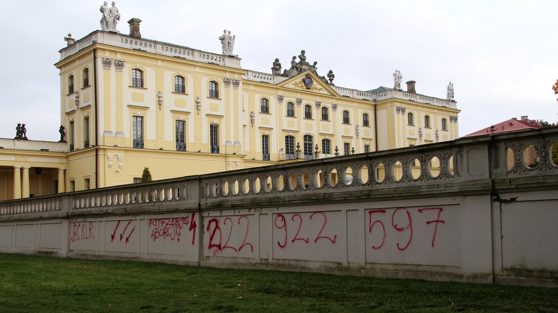 Policja ustala, kto zniszczył ogrodzenie zabytkowego Pałacu Branickich