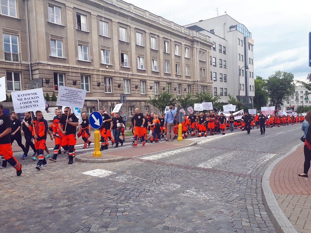 Ratownicy medyczni chcą 1600 zł brutto podwyżki - pikieta przed urzędem wojewódzkim w Białymstoku