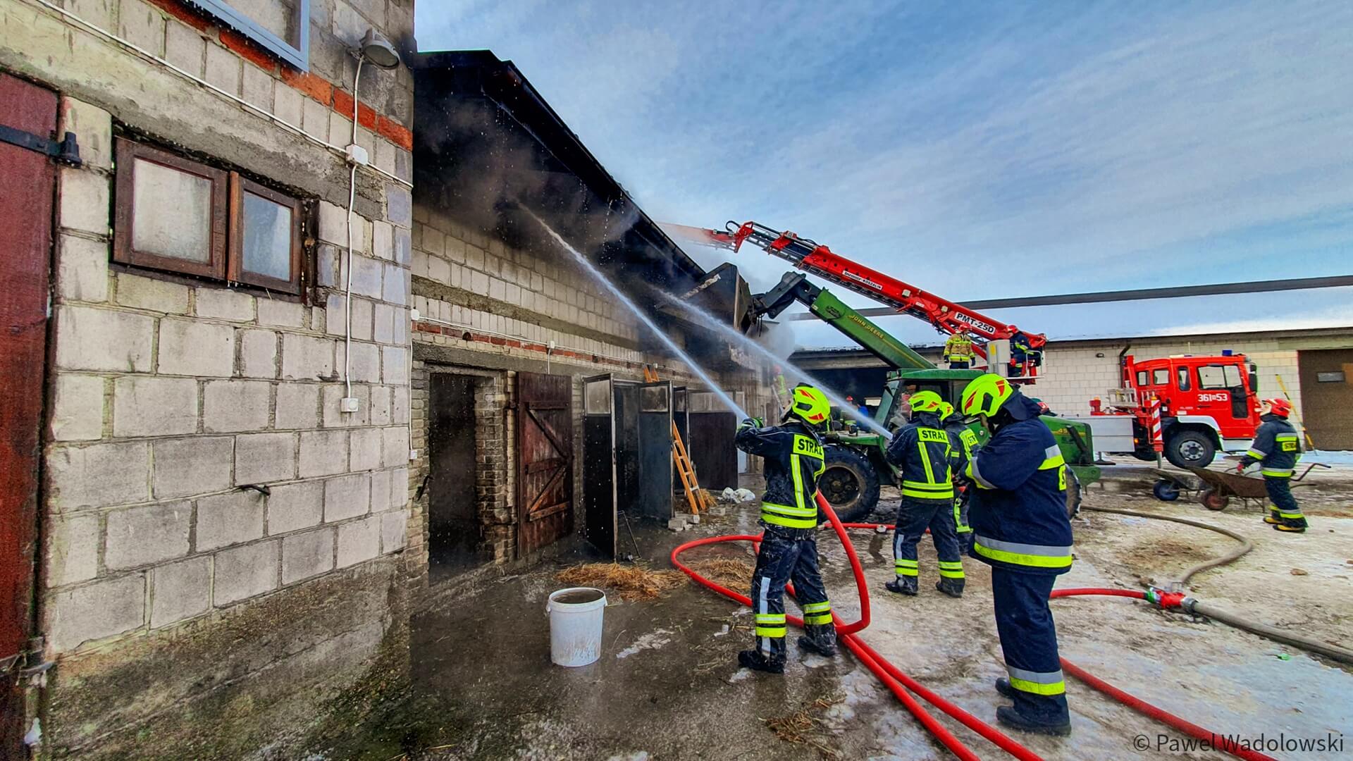 Podlascy strażacy walczyli z pożarem budynków gospodarczych w Sławcu koło Łomży [zdjęcia, wideo]