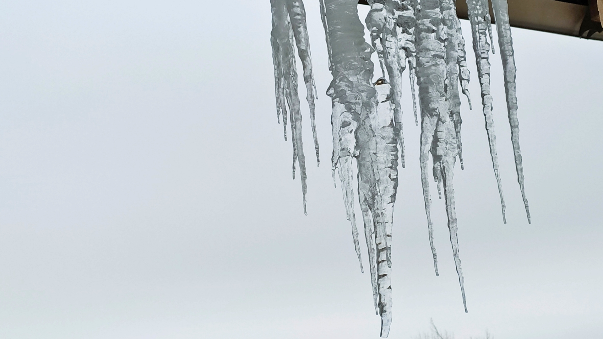 Strażacy przypominają o usuwaniu z dachów śniegu i sopli - mogą zagrażać przechodniom