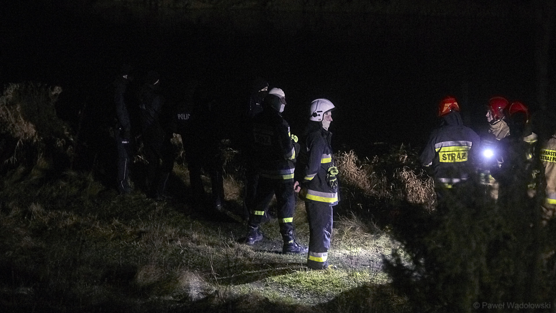 Mieszkaniec miejscowości Drożęcin-Lubiejewo znalazł ciało pływające w Narwi - na miejscu pracują strażacy