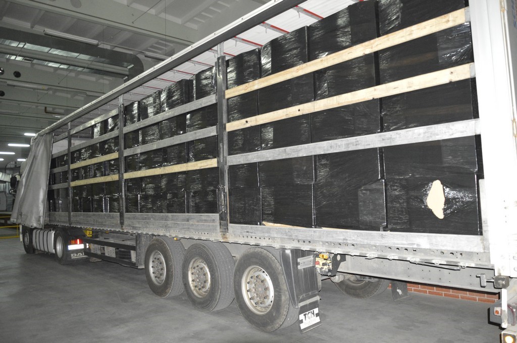 Zamiast torebek ponad pół miliona paczek papierosów - funkcjonariusze KAS udaremnili próbę przemytu