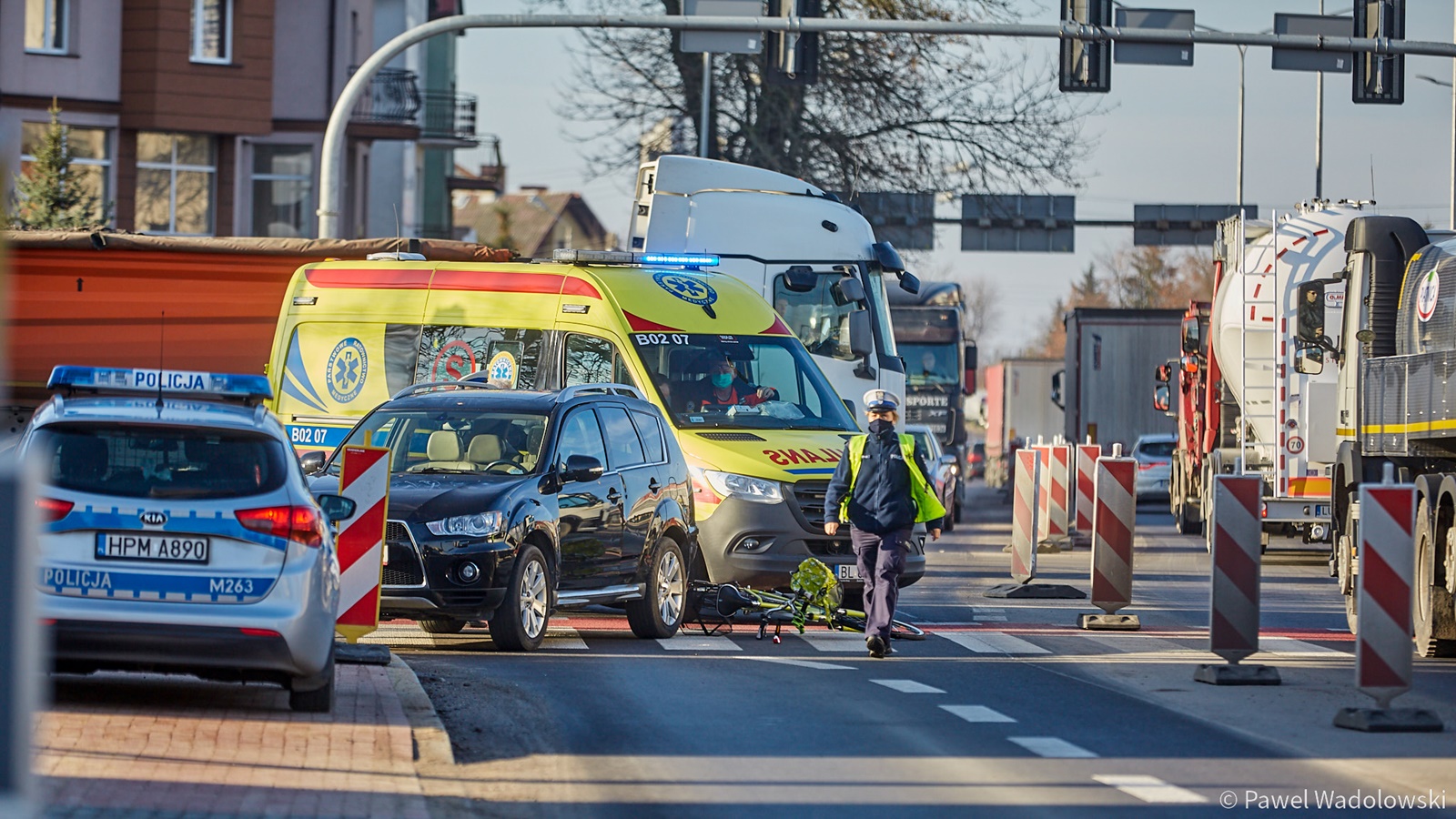 Wypadek na obwodnicy Dąbrowy Białostockiej i potrącenie rowerzystki w Łomży