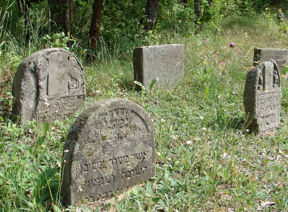 Na żydowski cmentarz w Ciechanowcu wróciły kamienie nagrobne