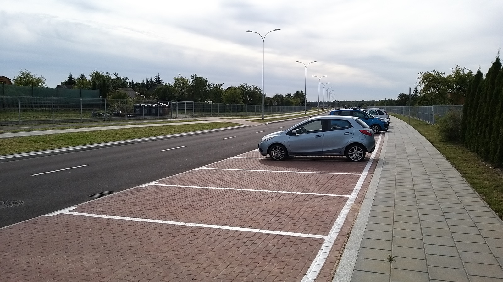 Na nowej drodze prowadzącej do ogródków działkowych w Białymstoku brakuje przejść dla pieszych