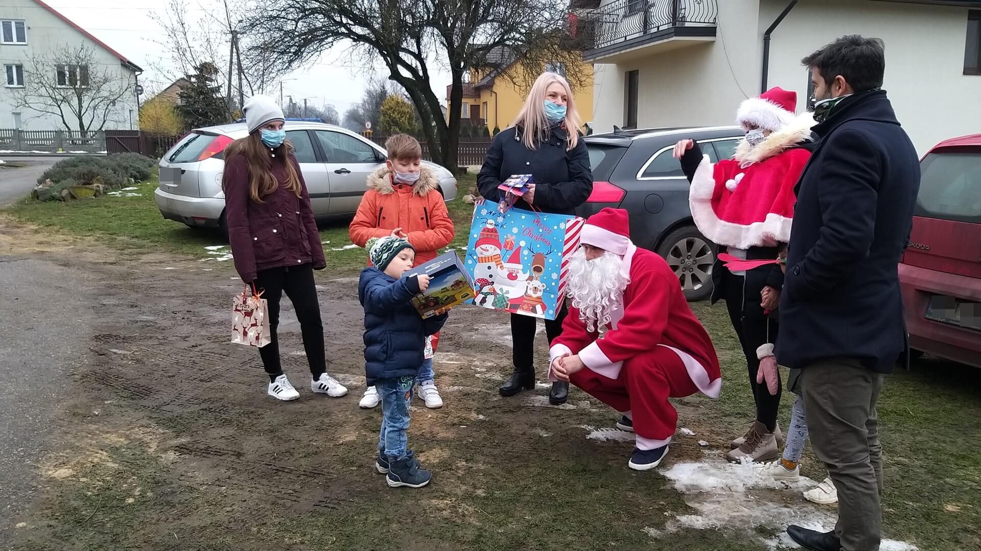 Wymarzone prezenty trafiają do podopiecznych białostockiej Fundacji "Pomóż im"