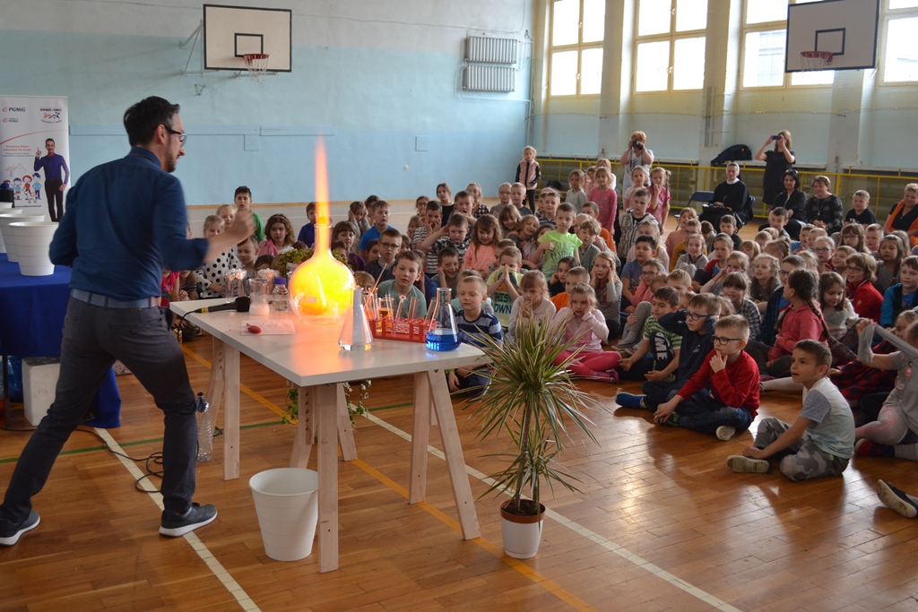 Radek Brzózka tłumaczył suwalskim uczniom, jak dbać o czystość powietrza